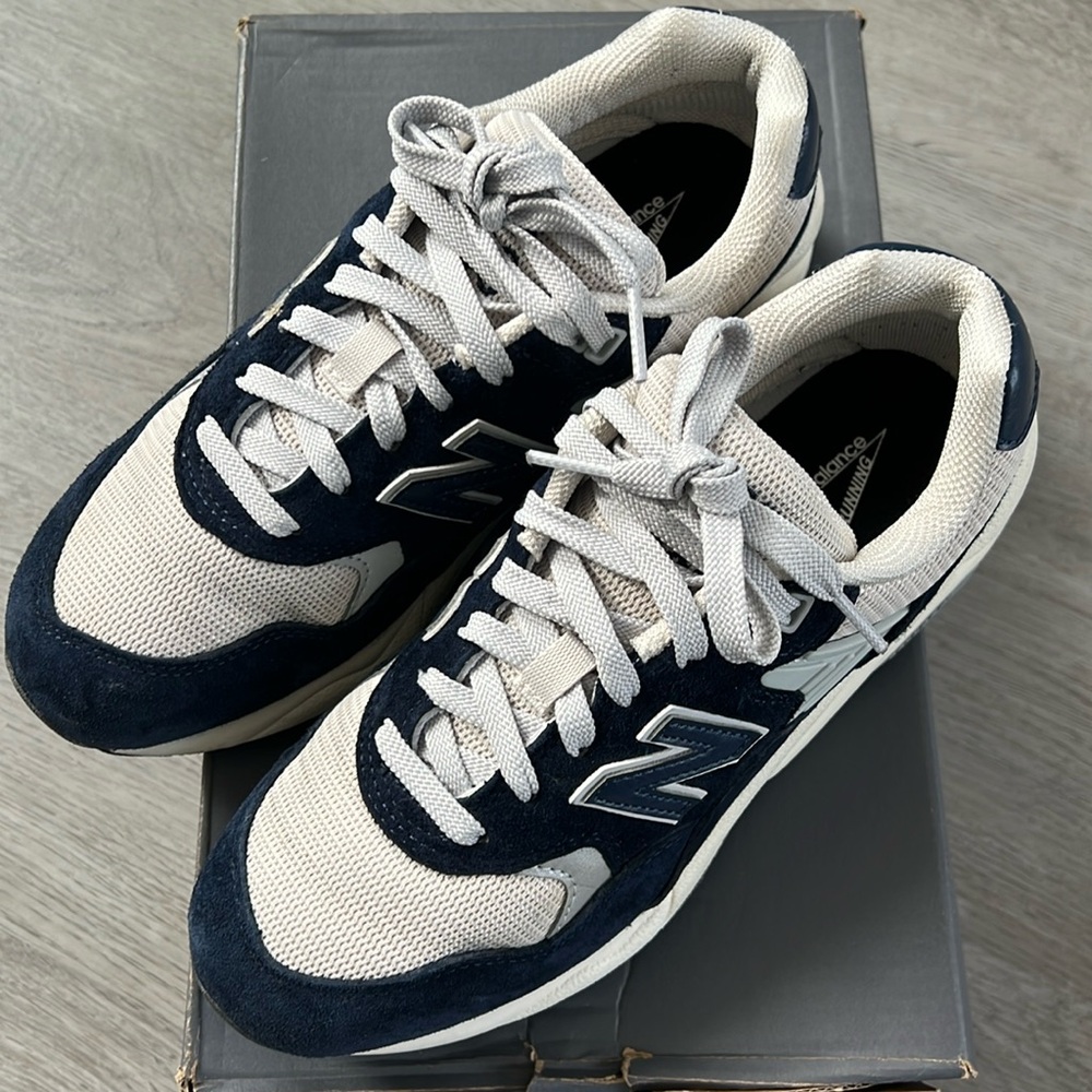 NEW BALANCE 580 MT5800G2 - MENS SIZE 6 = WOMENS SIZE 7.5